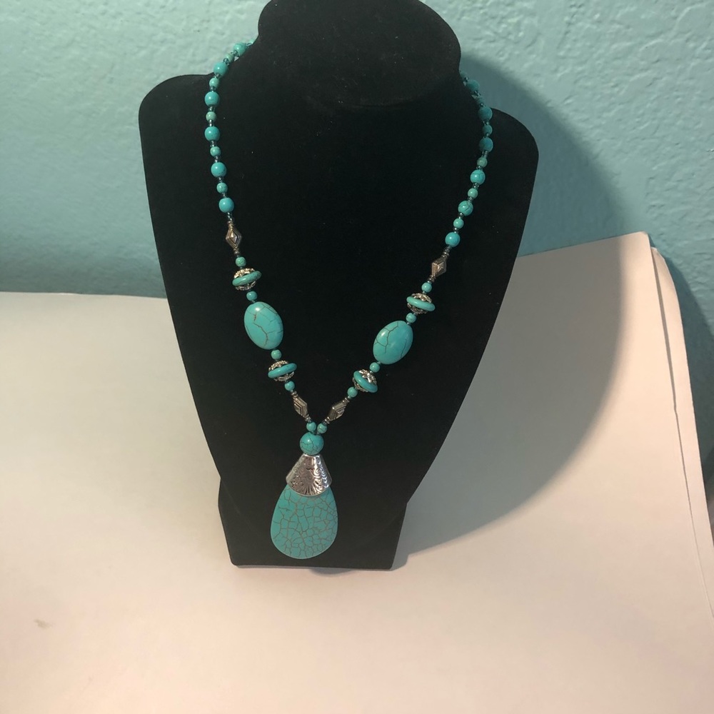 EUC turquoise beaded necklace very nice